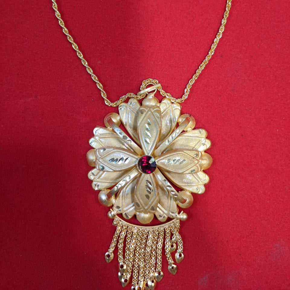 Gold-Plated Water Loket: A Touch of Timeless Elegance 💧✨"